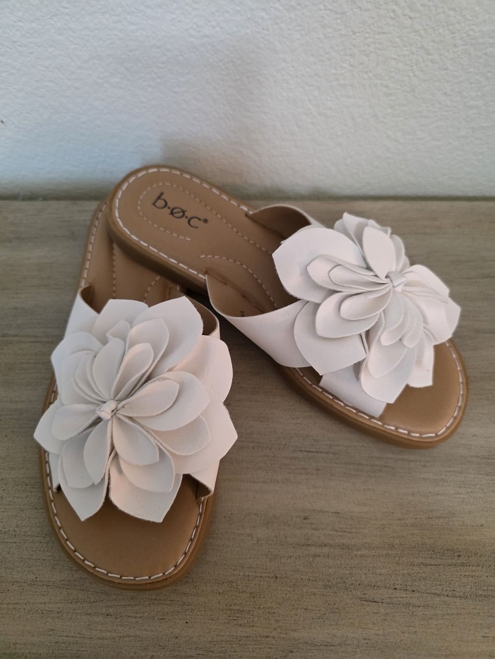b.o.c. Women's White Floral Slide Sandals 6